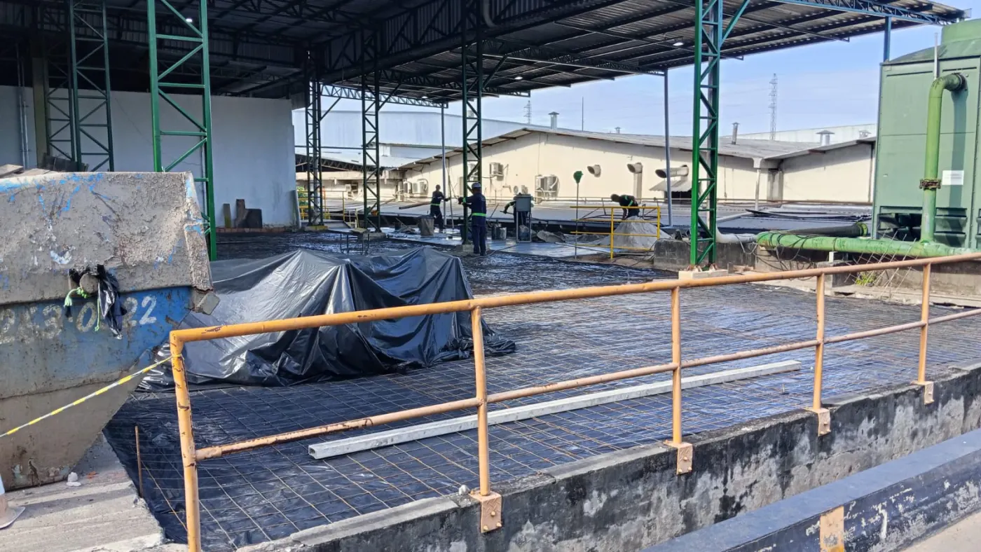 Execução de piso industrial com armação e manta impermeabilizante