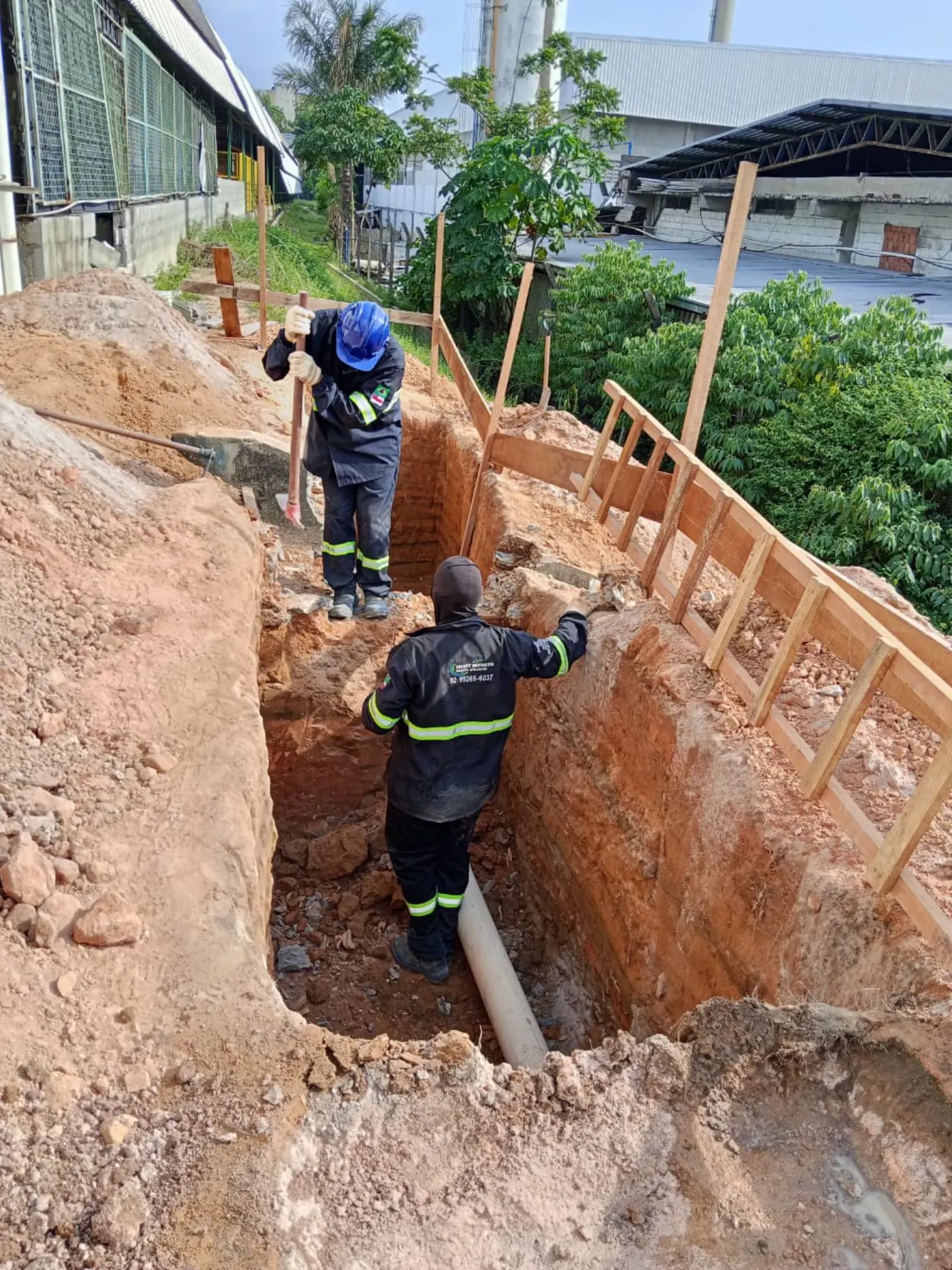 Escavação de vala e instalação de tubulação enterrada