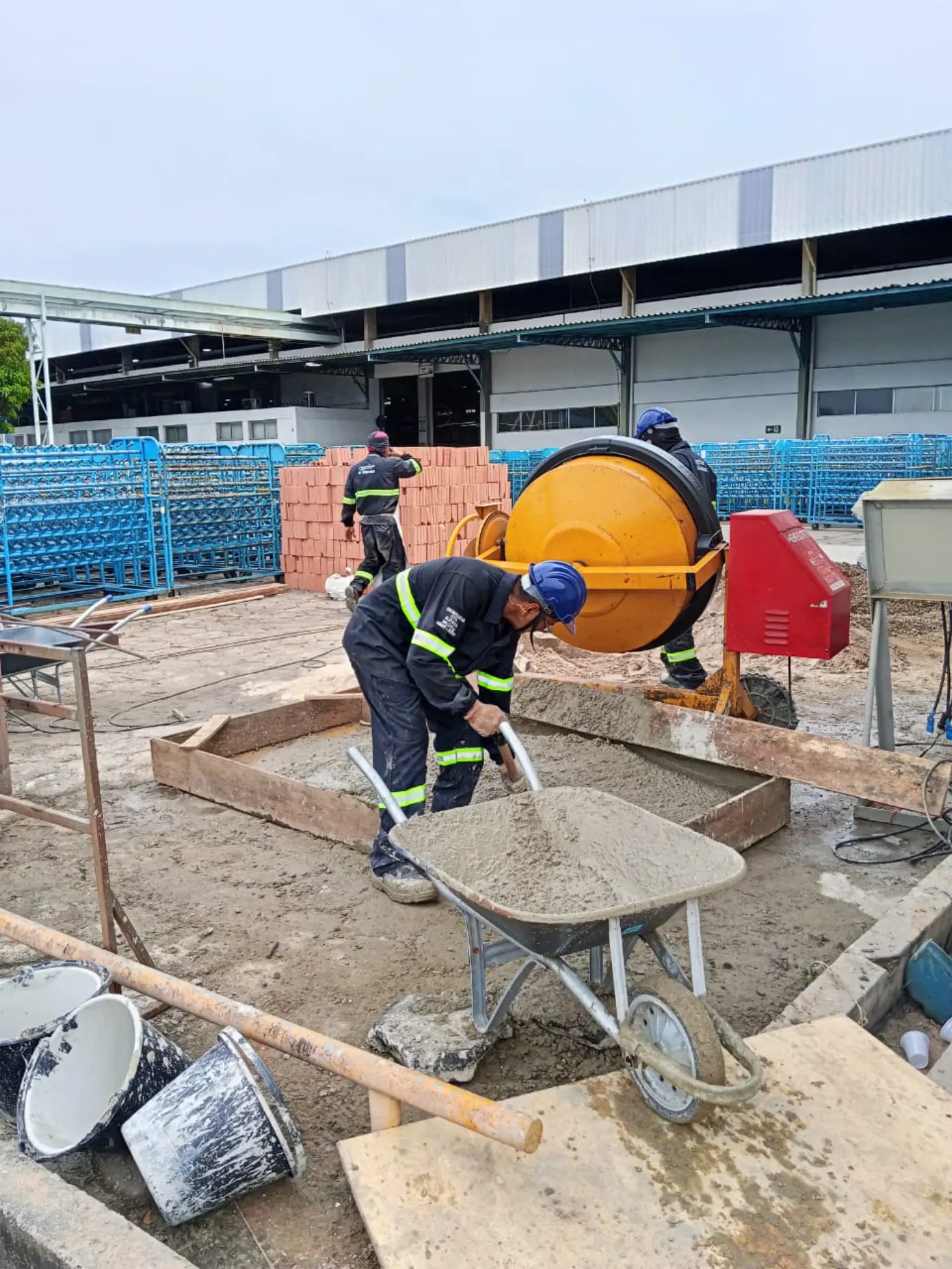Obra civil com concretagem e alvenaria em andamento