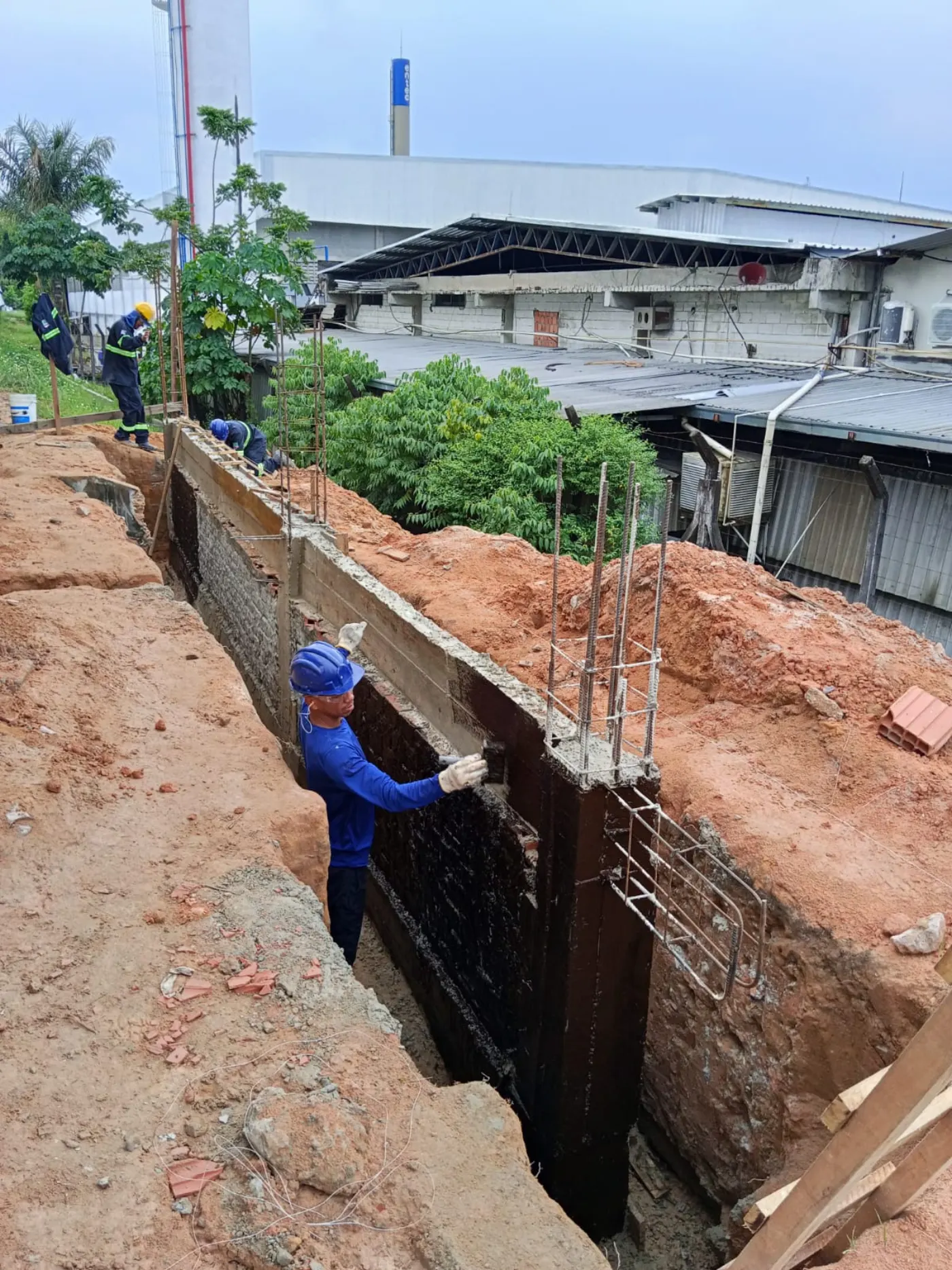 Concretagem de pilar de fundação com armação