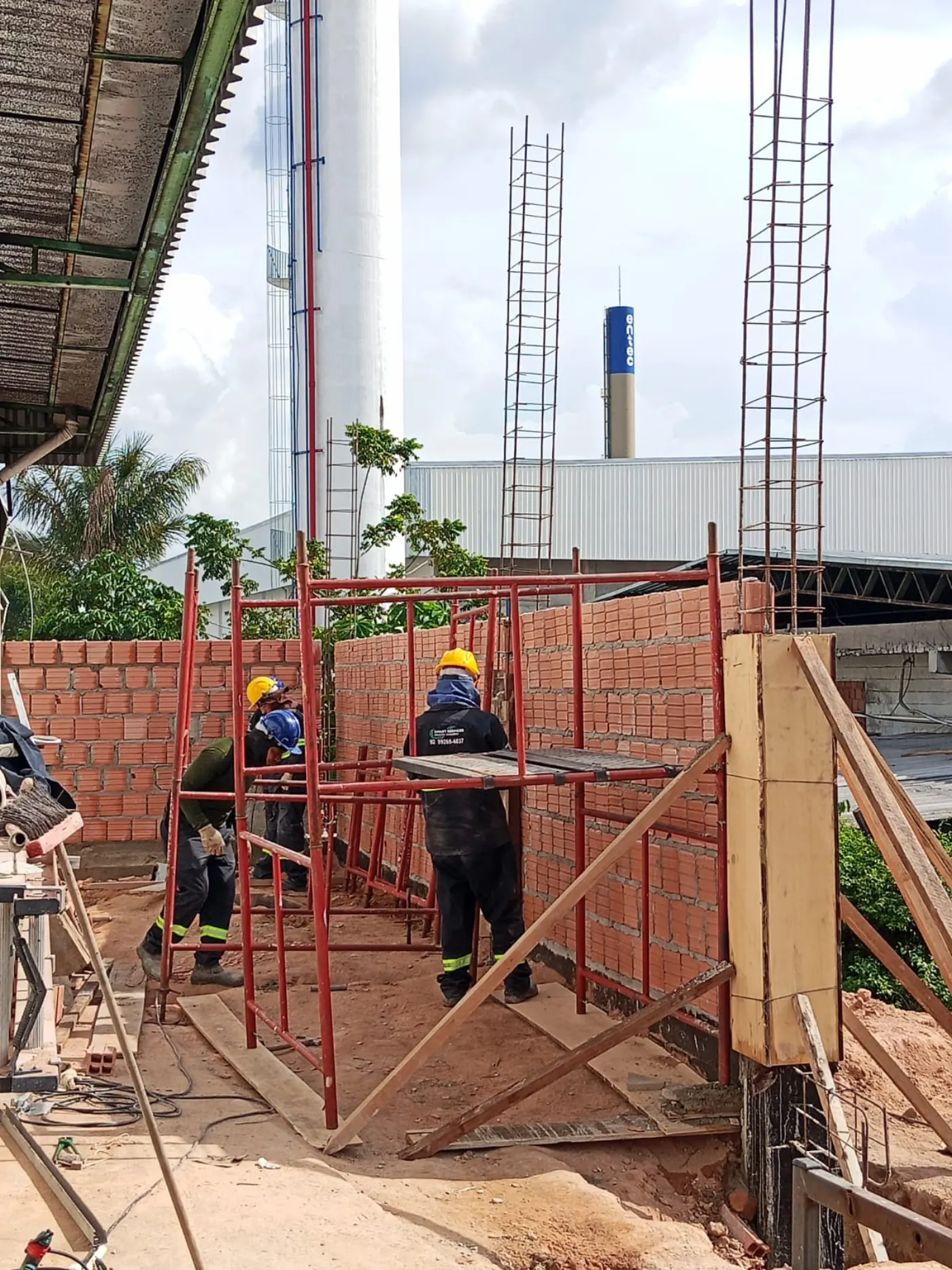 Alvenaria e pilares em construção de galpão