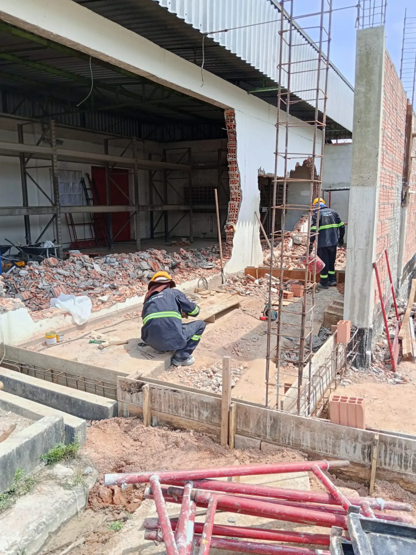 Execução de alvenaria em altura com equipe de obra
