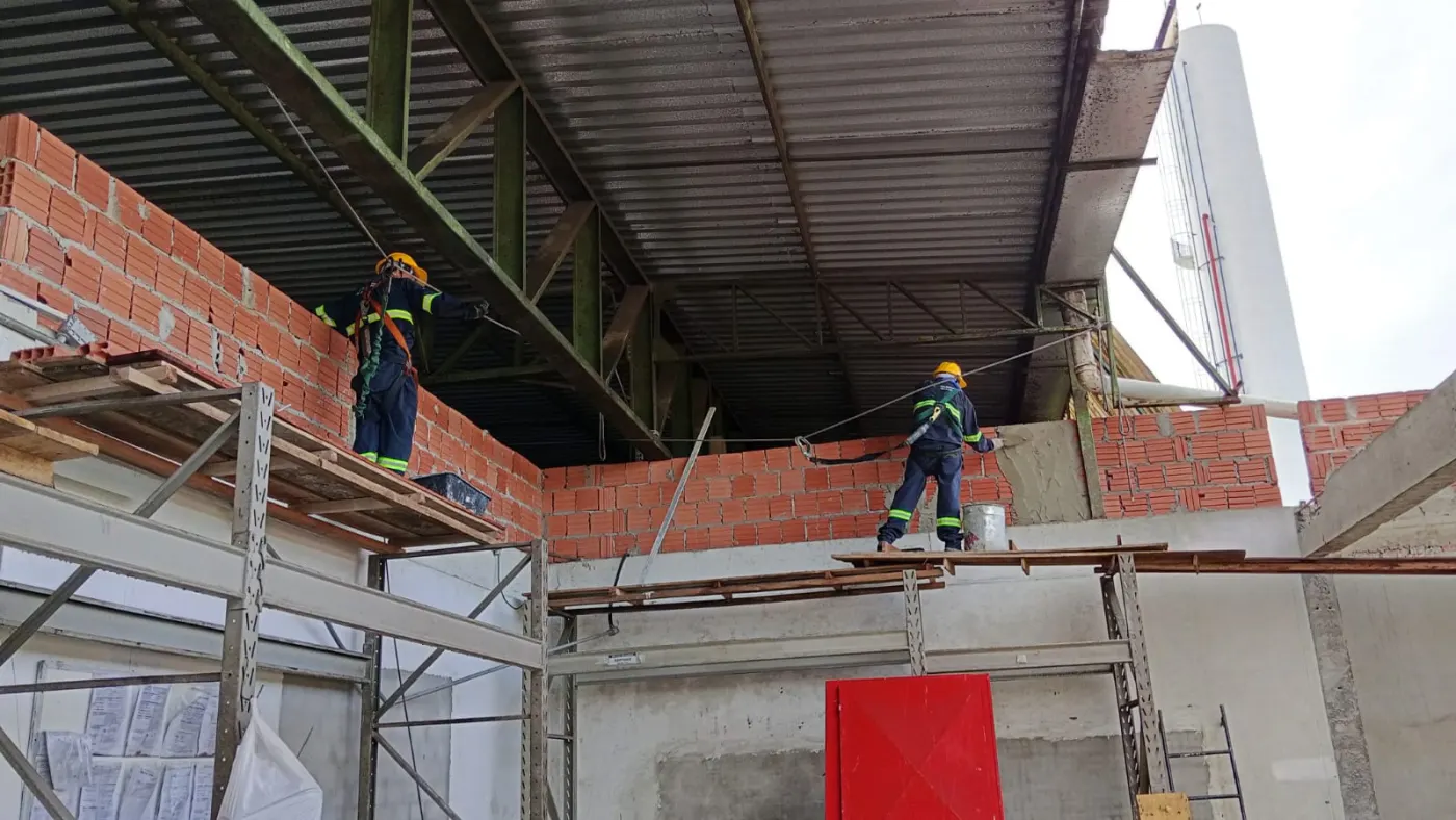 Demolição controlada e construção de novo muro de concreto