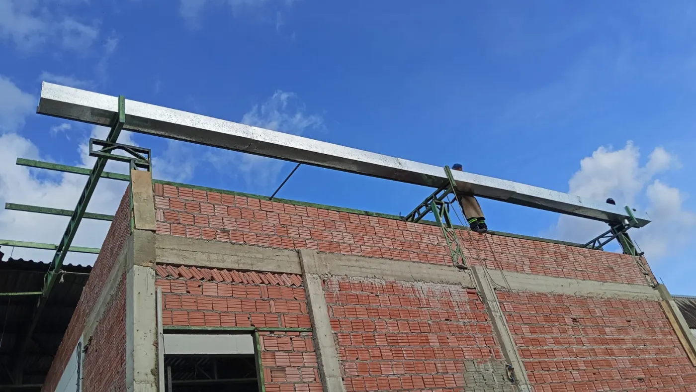 Estrutura metálica instalada sobre alvenaria finalizada