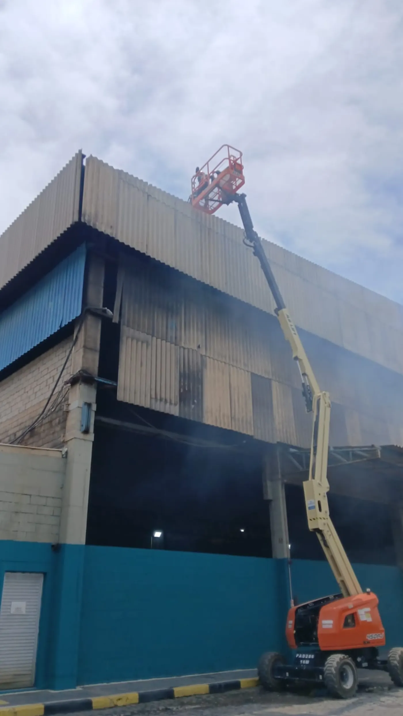 Instalação de cobertura metálica com plataforma elevatória