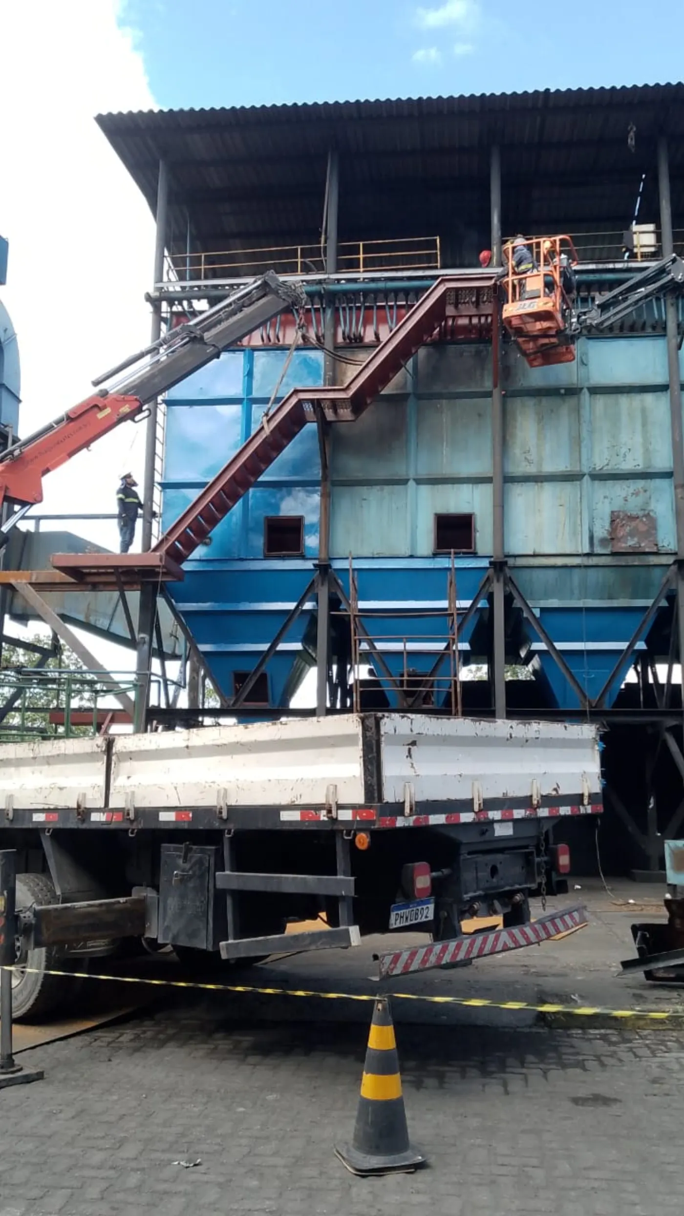 Montagem de passarela metálica industrial