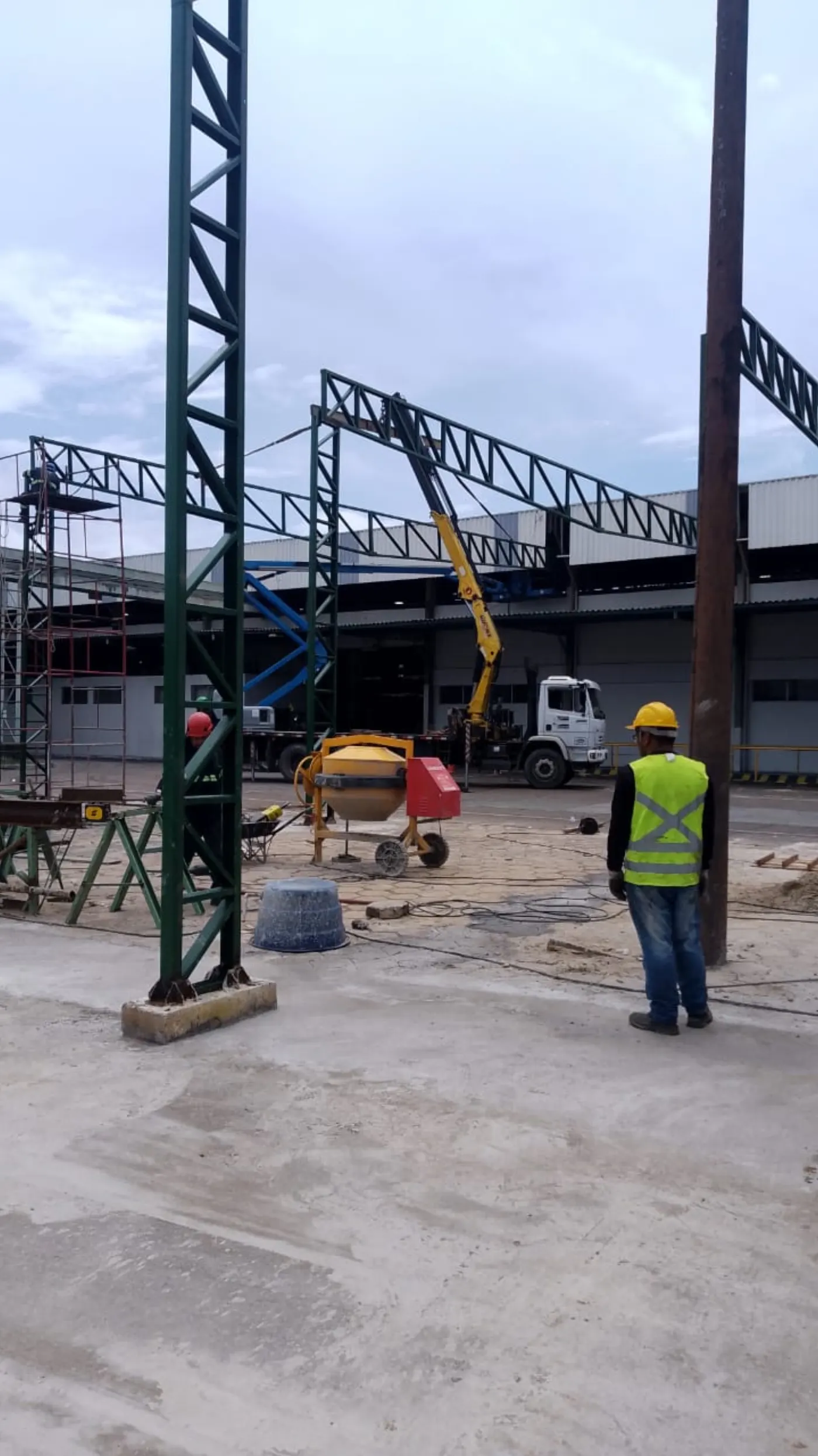Estrutura metálica erguida com bases de concreto