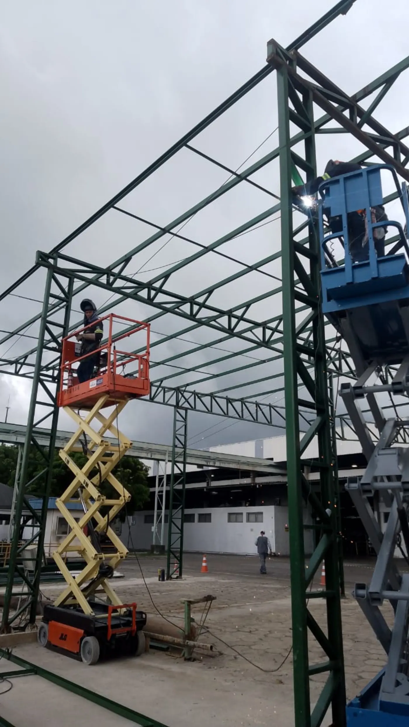 Içamento de treliça metálica com caminhão munck