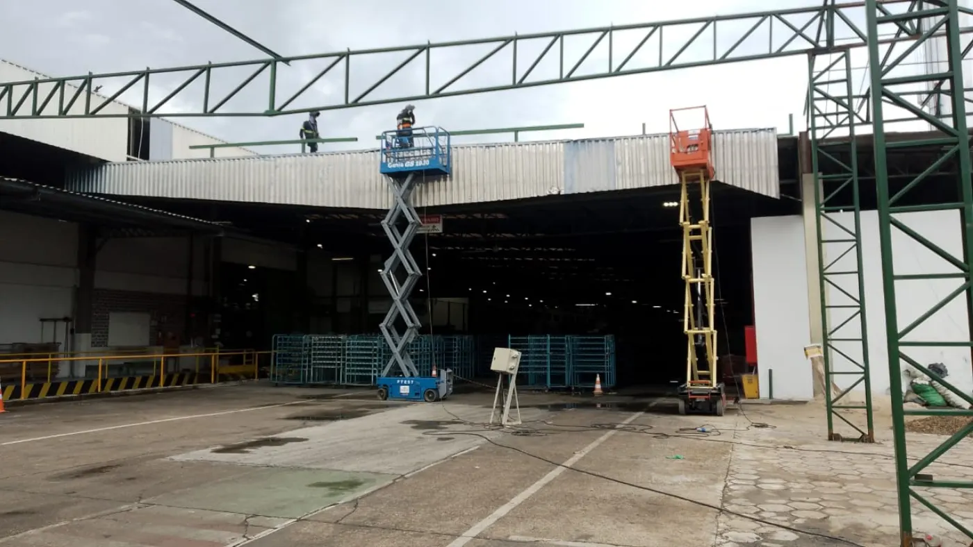 Montagem de estrutura de galpão com plataformas elevatórias