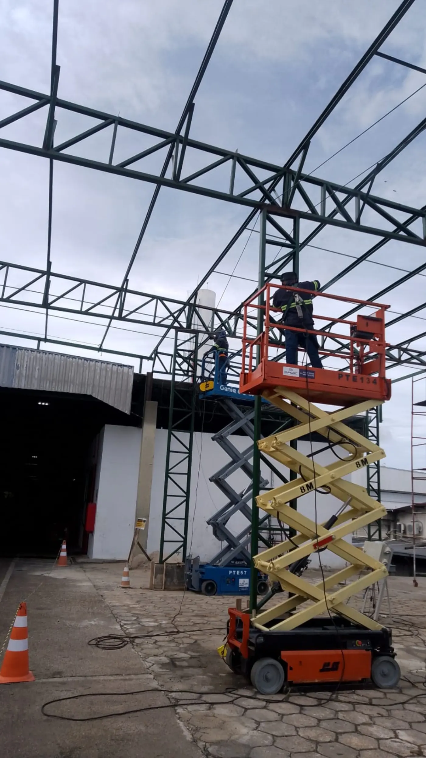 Estrutura de galpão finalizada com plataformas elevatórias
