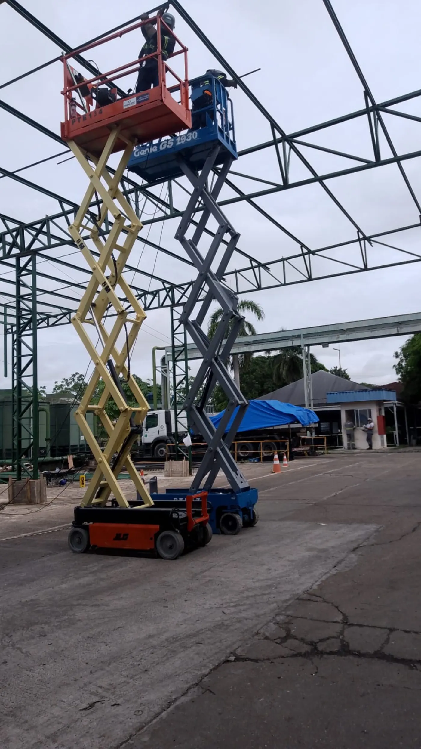 Cobertura metálica instalada sobre doca de carga
