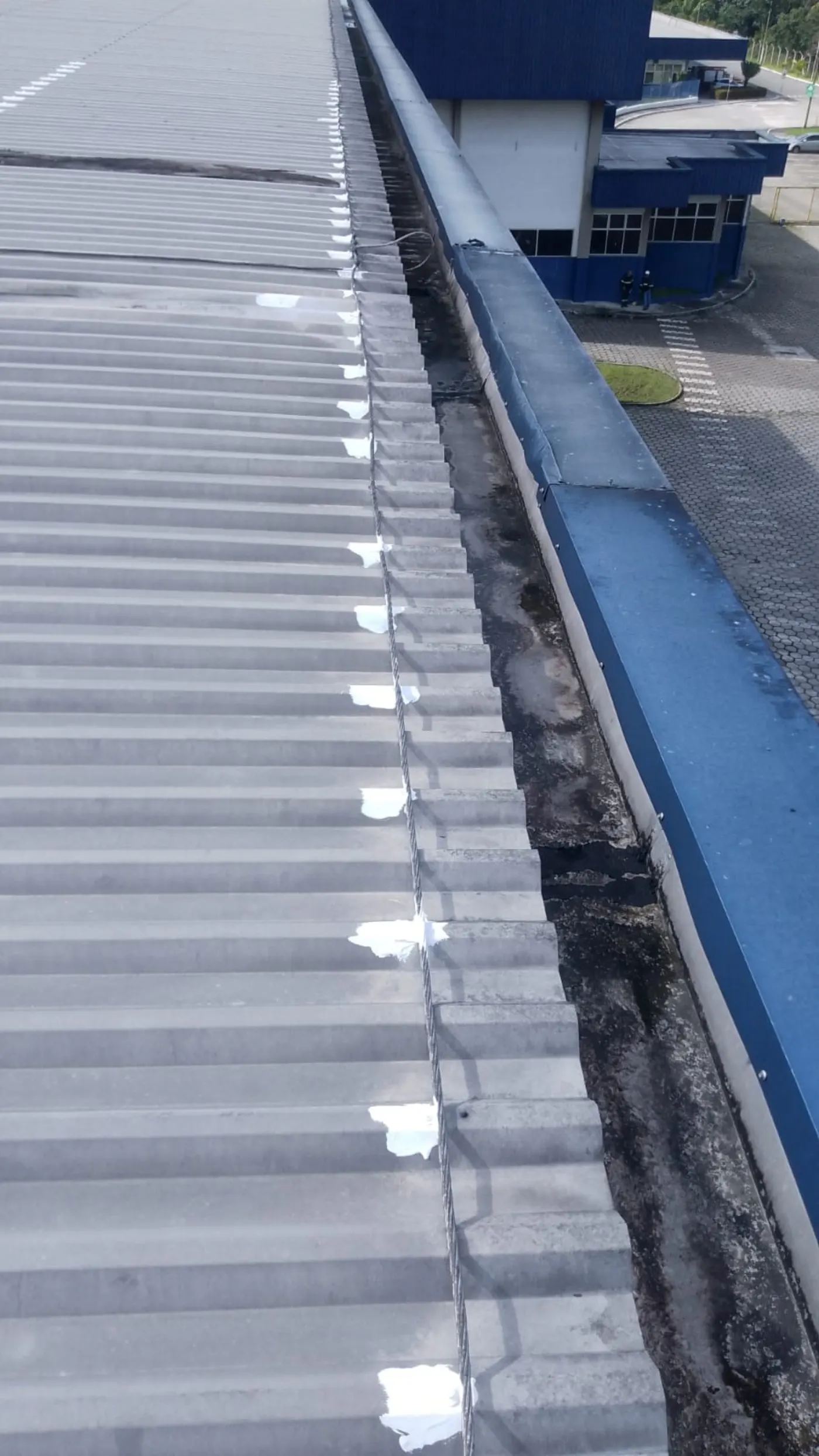 Calha metálica instalada em cobertura industrial