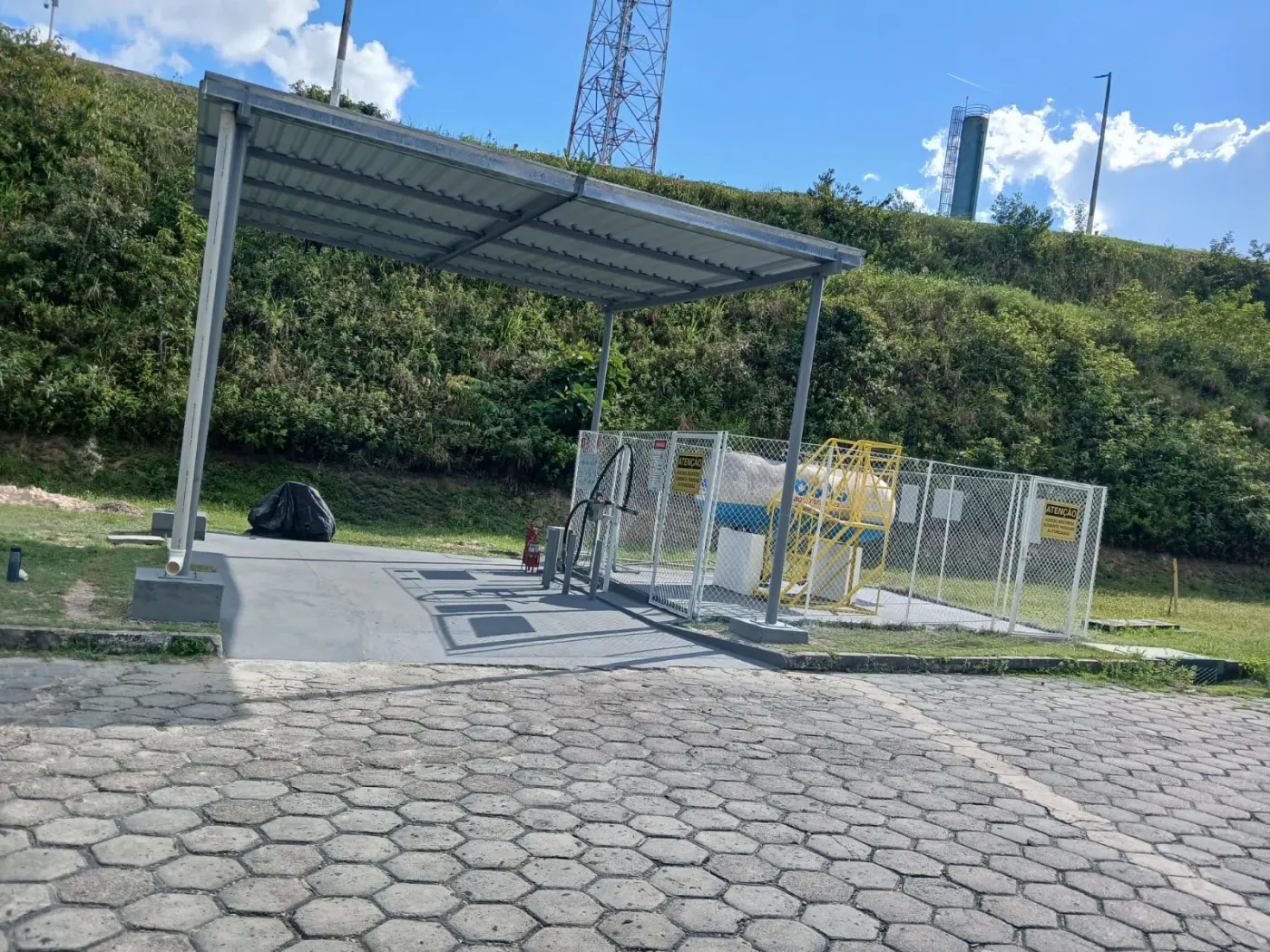 Cobertura metálica finalizada sobre área técnica